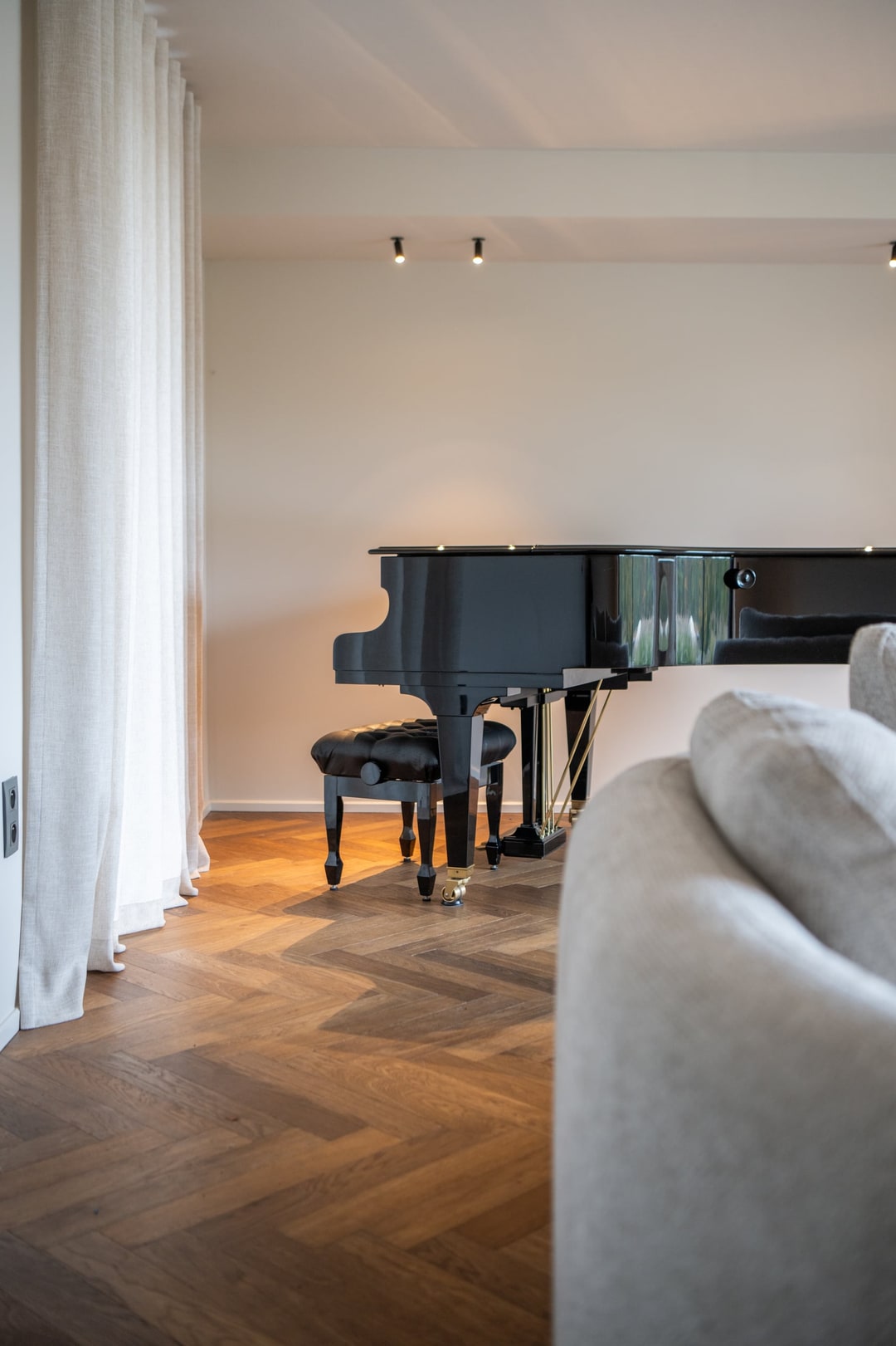 Visgraat parket in warm licht