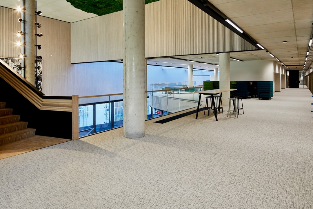 Tapijttegels in een kantoorruimte door Grutman Floor Concepts
