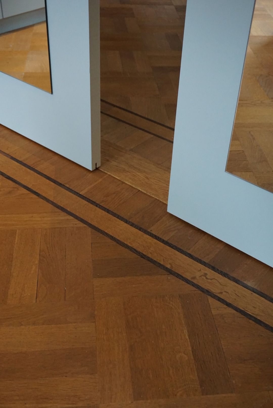Parketvloer met decoratieve inlegband