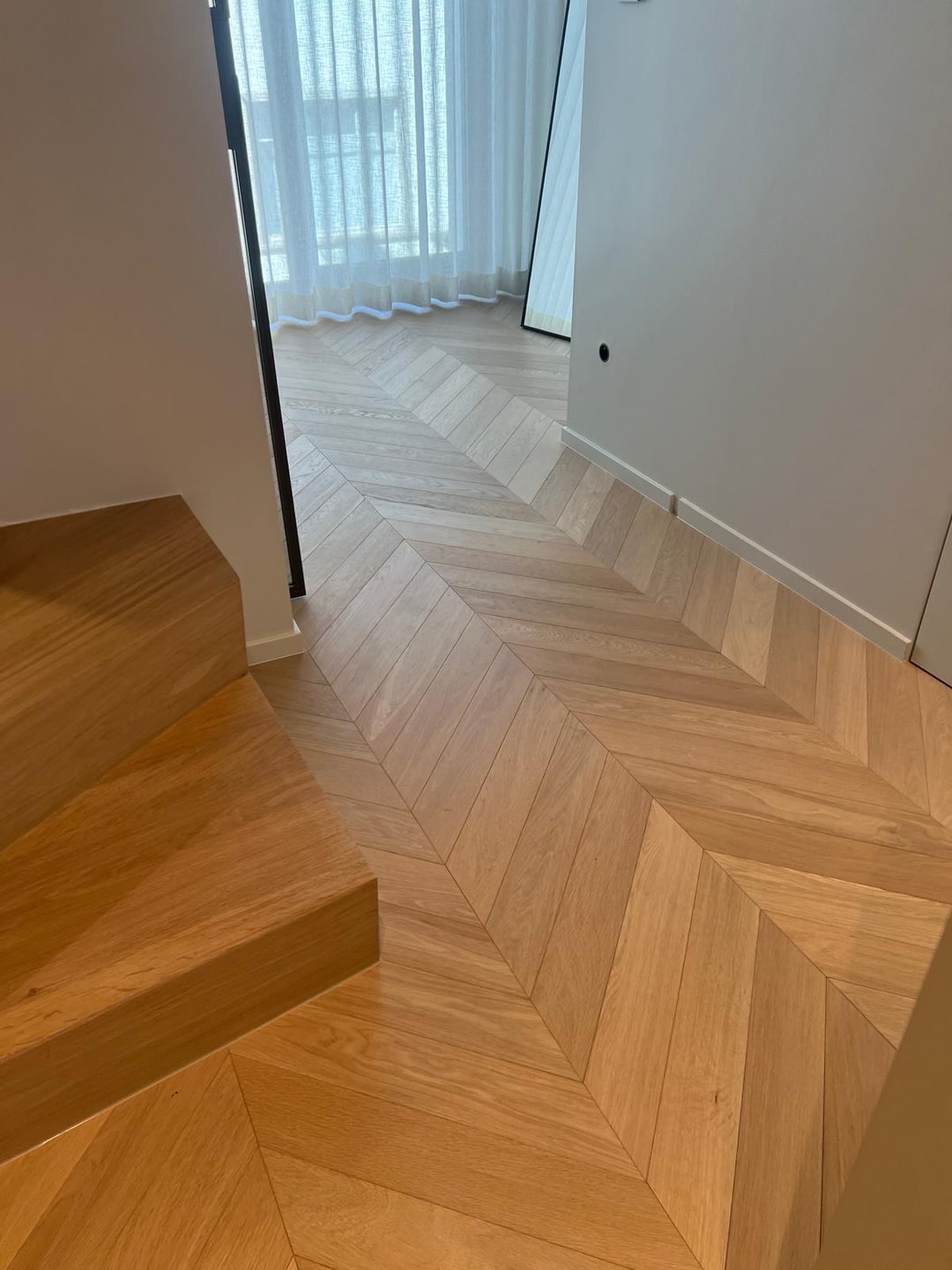 Hongaarse punt parket in een hal, aansluitend op een houten trap