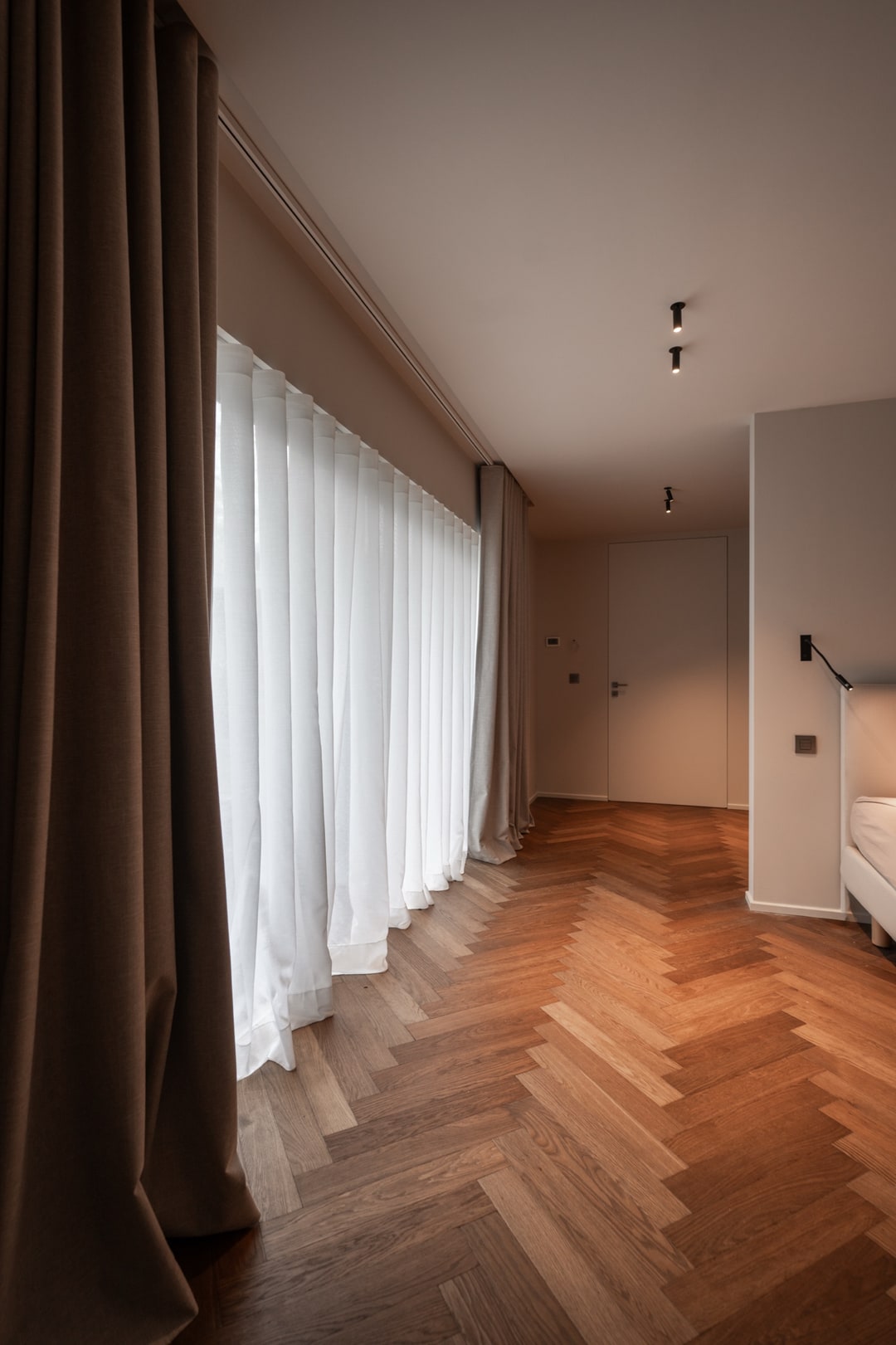 Eiken visgraat parketvloer in een slaapkamer