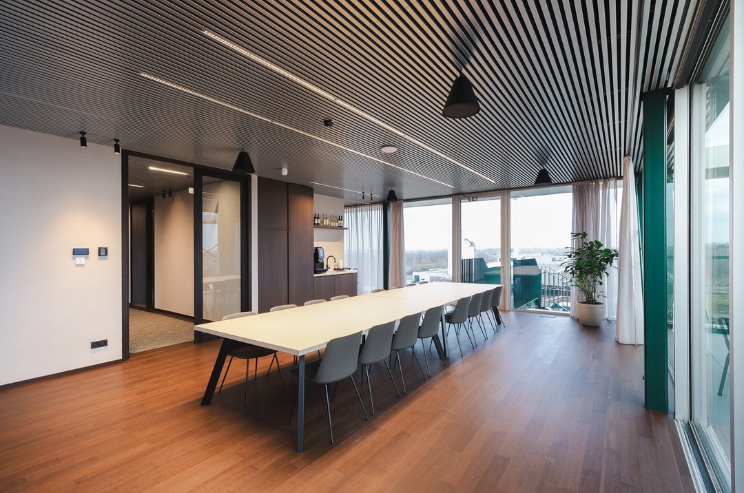Projectparket in een vergaderruimte