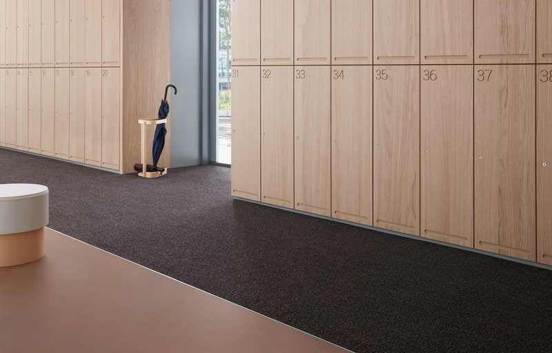 Schoonloopmat in een lockerruimte met eiken kasten