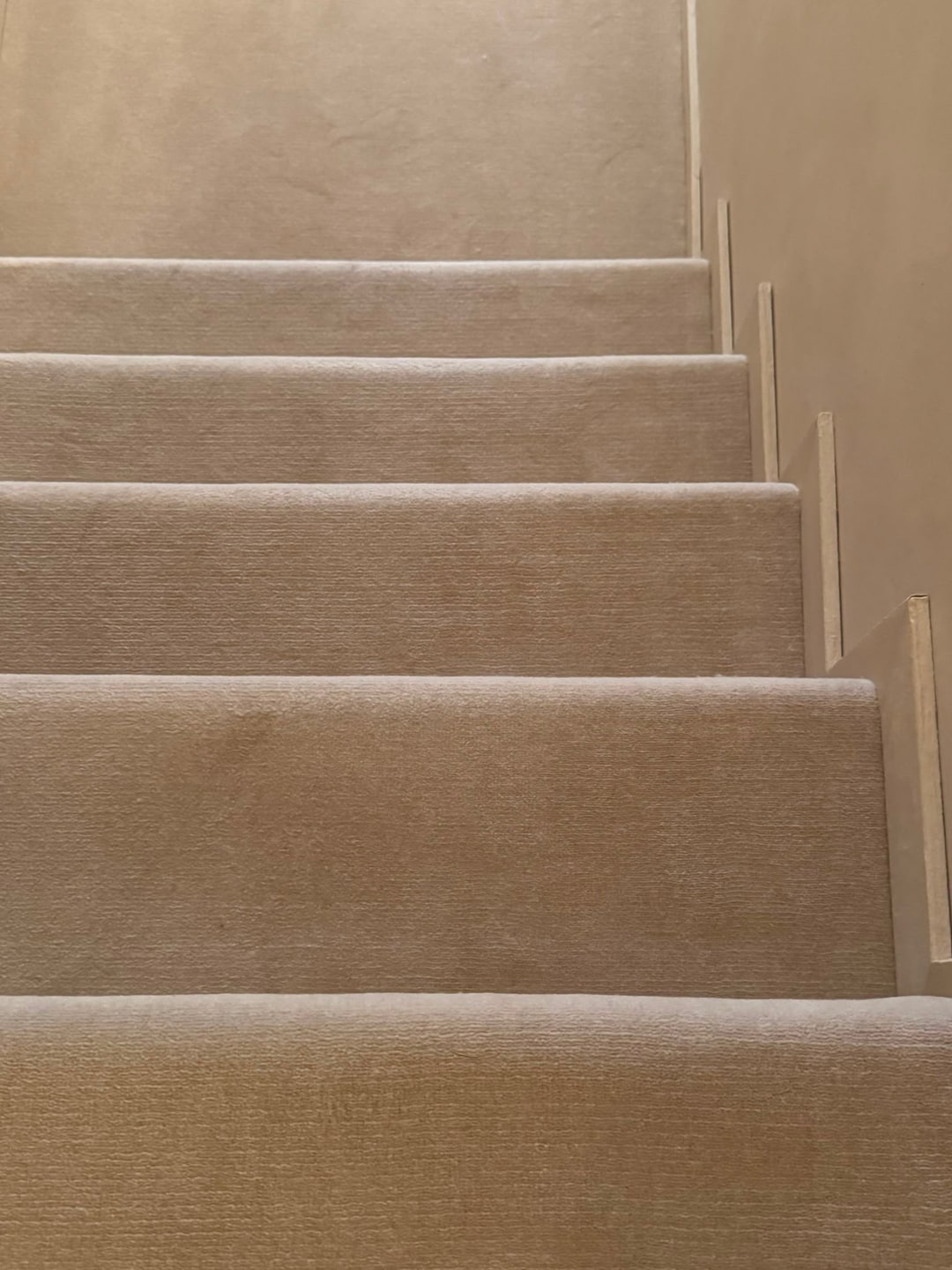 Trap bekleed met crèmekleurig tapijt