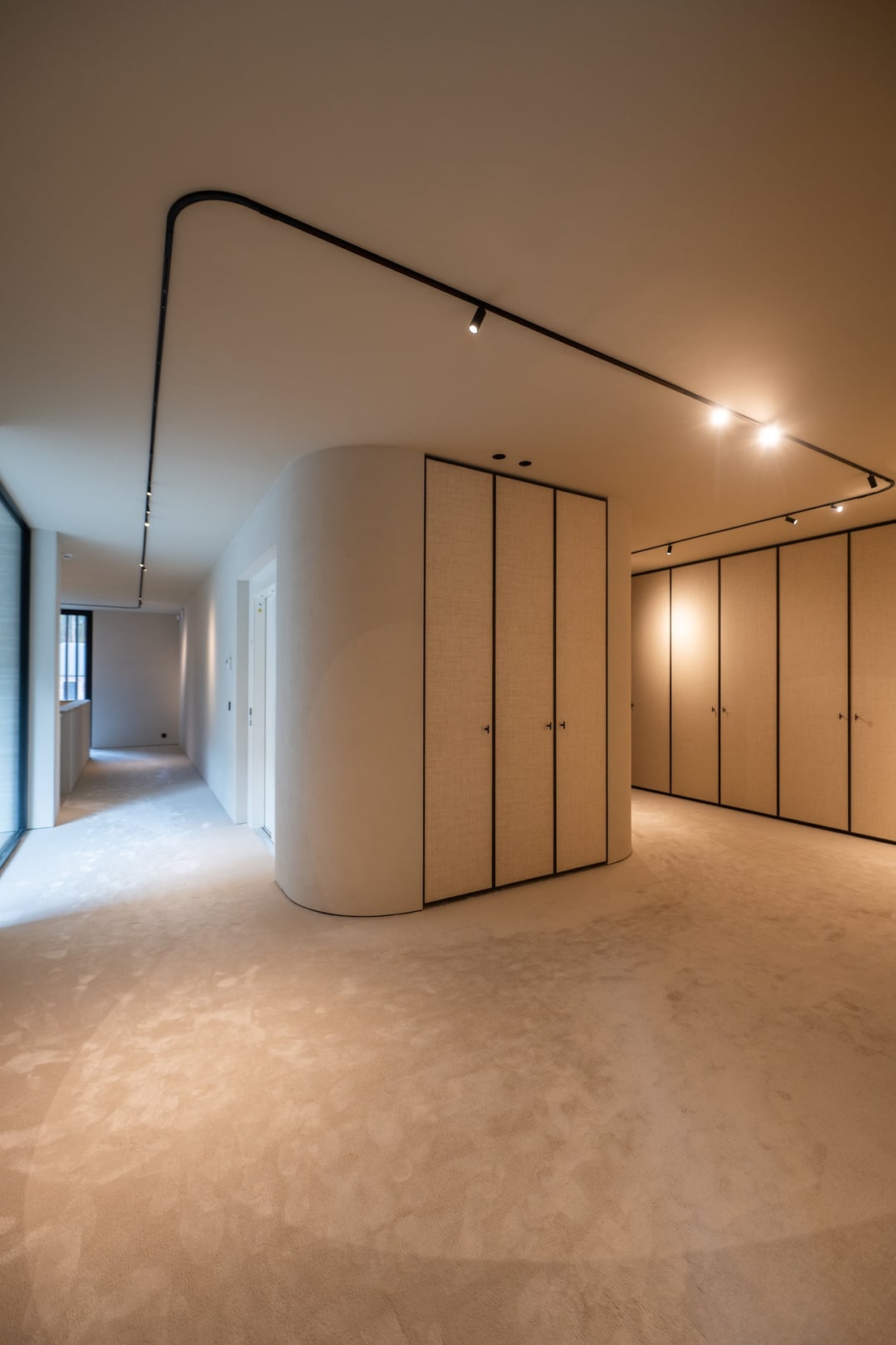 Ruime kleedkamer met cremekleurig velours vasttapijt