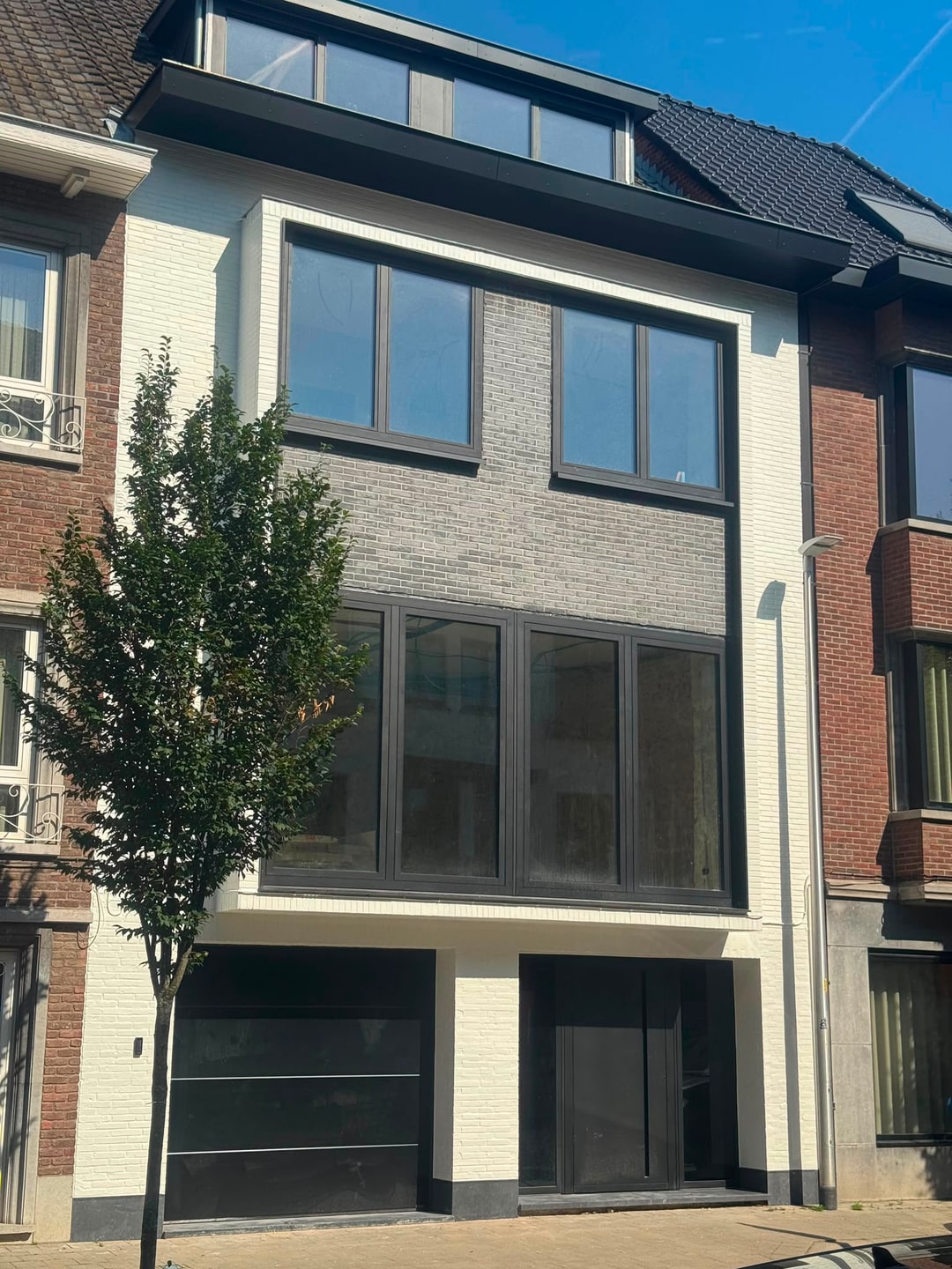 Geschilderde gevel van een gerenoveerde villa